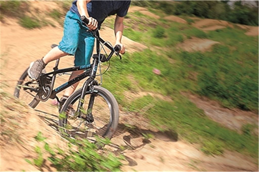 Trendsportarten sind auch in der Region immer mehr im Kommen. Im Foto eine Szene von der Dirtbahn in Vaihingen. In Knittlingen werden jetzt Forderungen nach dem Bau einer „Pumptrack-Anlage“ laut. Archivfoto: Fotomoment