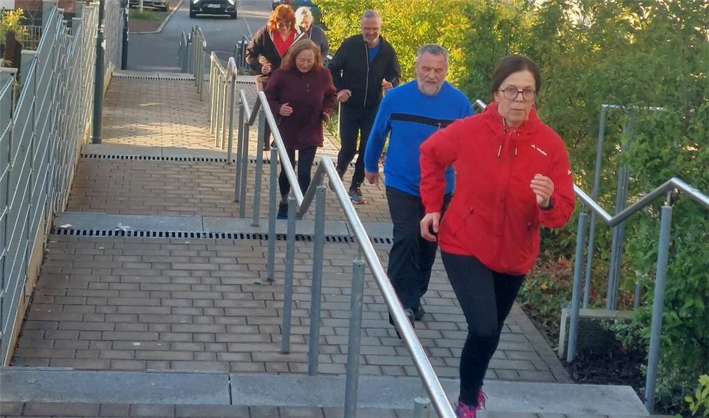 Treppauf geht es für die Teilnehmerinnen und Teilnehmer von „Laufend fit“ in Vorbereitung auf den Mahle-Lauf am 4. Mai. Foto: Klassen