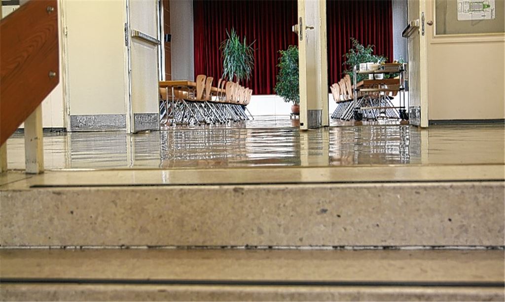 Treppenstufen als schwer zu überwindendes Hindernis: Rollstuhlfahrer kommen derzeit nur mit Unterstützung von kräftigen Helfern in den Saal des Uhlandbaus. Foto: Sadler