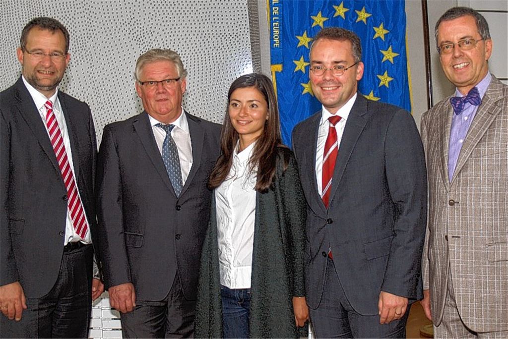Treten für Europa ein (v.li.): Pforzheims OB Gert Hager, Karl-Heinz Wagner, Vorsitzender Europa Union Pforzheim-Enzkreis, Referentin Dana Ghafoor-Zadeh, Europaminister Peter Friedrich und Landrat-Vize Wolfgang Herz. Foto: Filitz