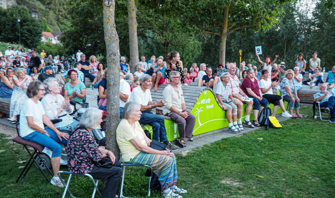 Treue Fangemeinde: Auf der „Leseinsel“ in den Enzgärten kehrt die Mühlacker Poetry-Slam-Reihe zu ihren Wurzeln zurück. Fotos: Müller