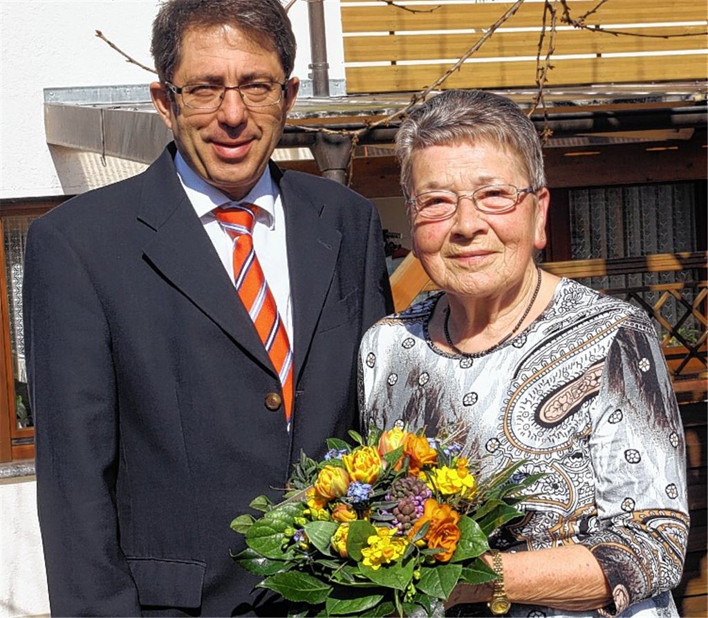 Treue Leserin: Verleger Hans-Ulrich Wetzel bedankt sich bei Doris Nagel.