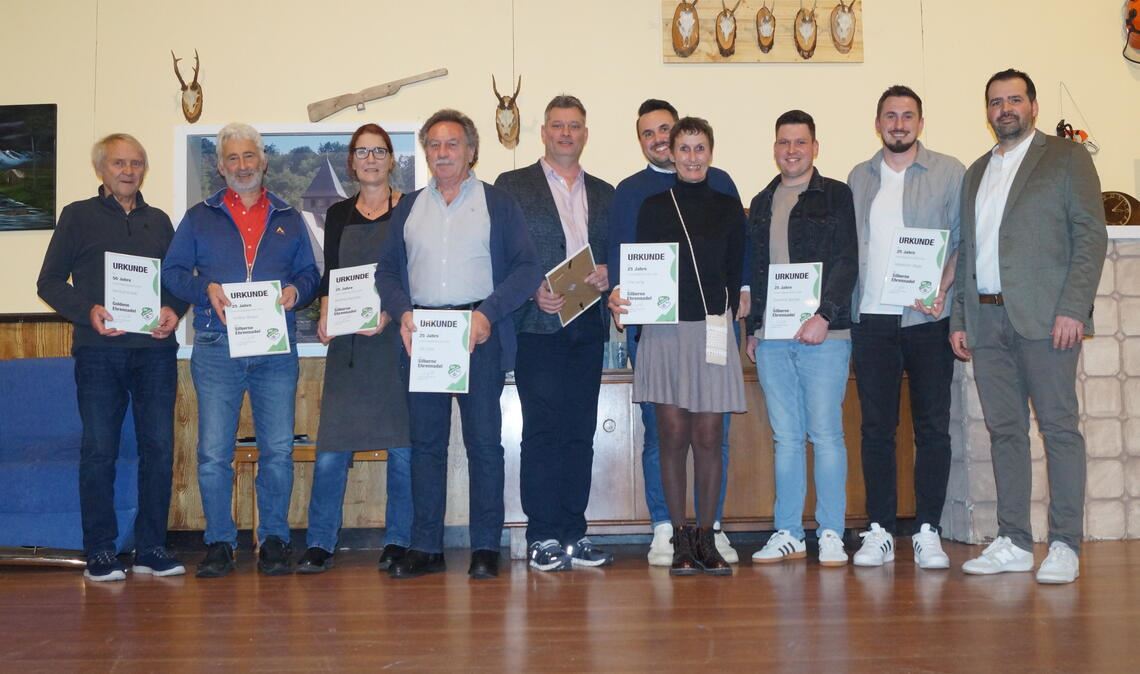 Treue Mitglieder des SV Iptingen: Helmut Knödl, Volker Braun, Andrea Remele, Ulli Gille, Maik Bolzmann, Felix Lang, Ute Lang, Dominik Bentel und Sebastian Rapp mit Vorstand Michael Gille (v.li.). Fotos: privat