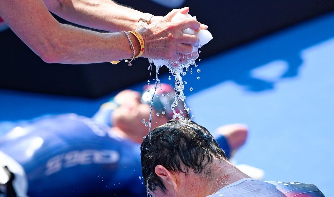 Triathlon-EM: Iden wird im Ziel mit Wasser gekühlt