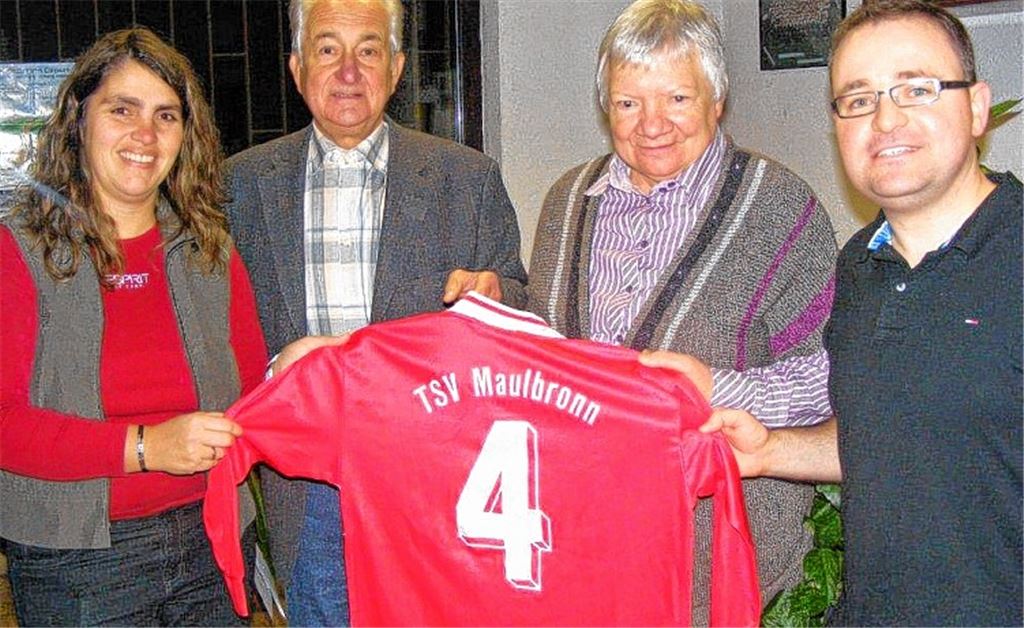 Trikotwechsel (v. li.): Fußball-Jugendleiterin Heike Himmelsbach-Ihli, Horst Scham und Hannelore Ruf von „Hilfe für Litauen“ sowie TSV-Fußballabteilungsleiter Daniel Göbl. Foto: privat
