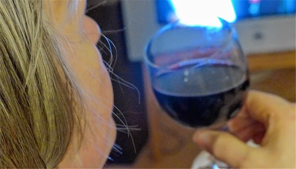 Trinken im Alter: Da die Menschen länger leben, haben sie auch länger Zeit, ihre Sucht auszuprägen. Das Foto wurde gestellt.