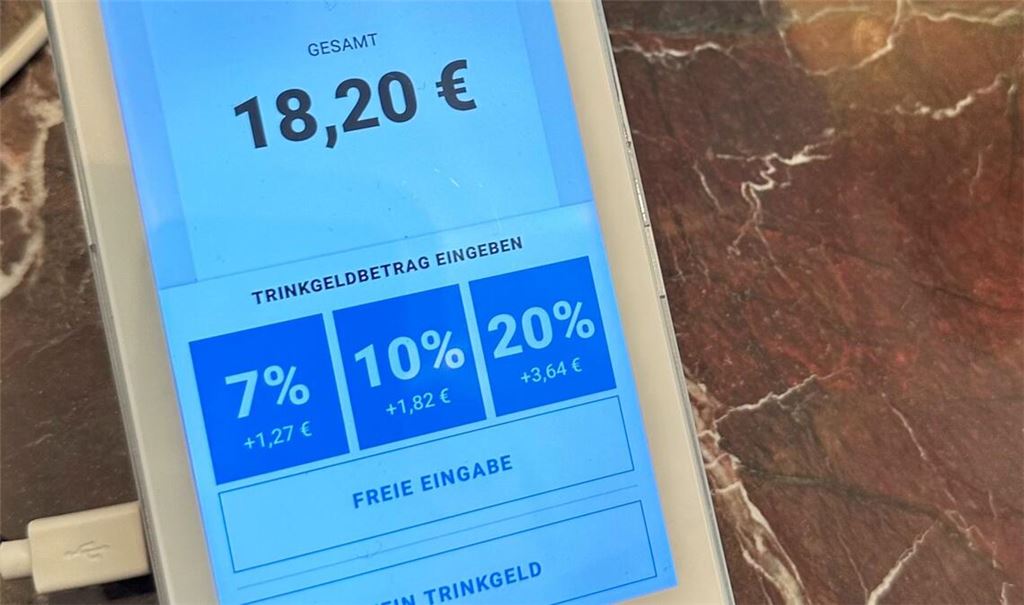 Trinkgeldoptionen auf dem Display eines Kartenlesegeräts.