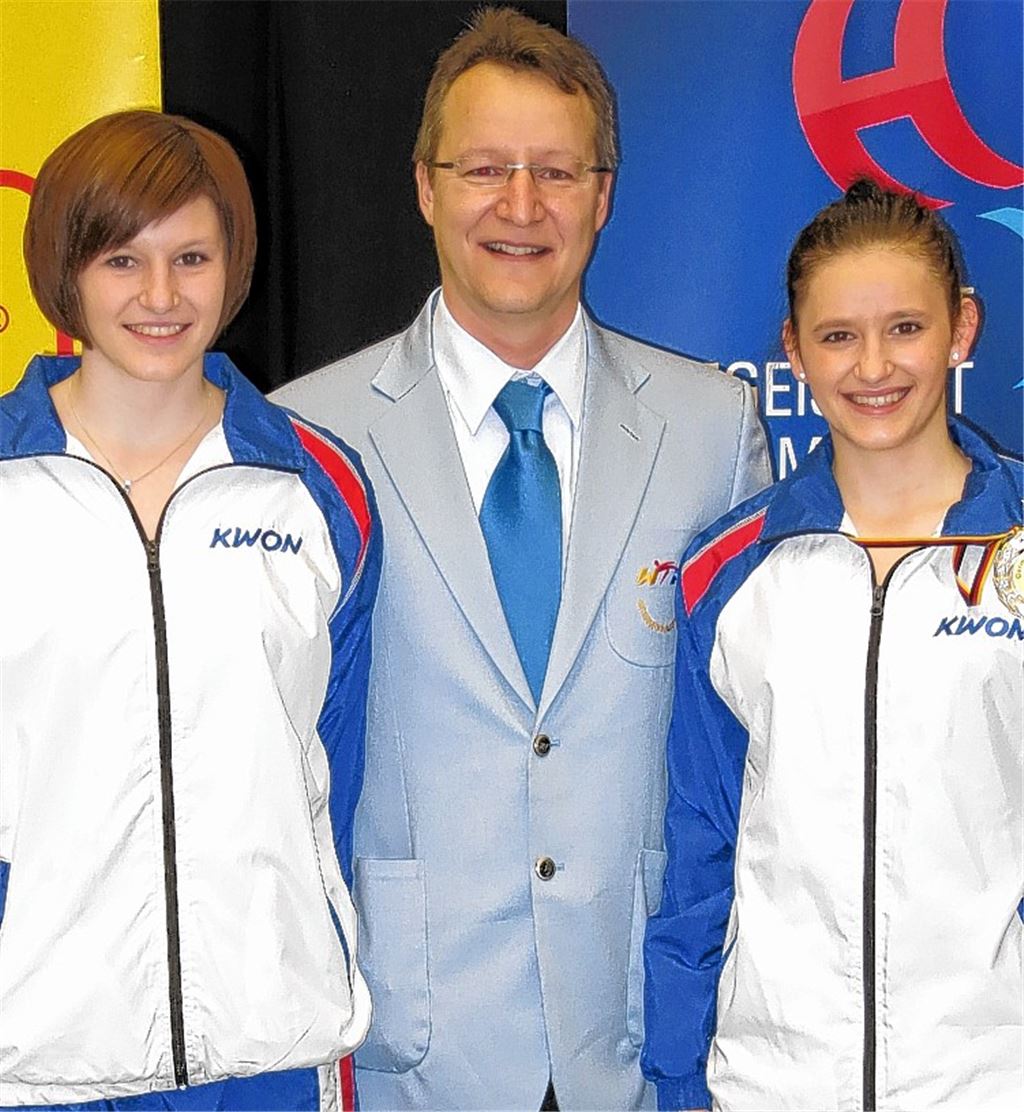 Trio aus Mühlacker auf großer Bühne: Während Tamara (li.) und Roxana Nothaft um Weltranglisten-Punkte kämpfen, fungiert ihr früherer Trainer Norbert Sievers erstmals als Kampfrichter auf internationaler Ebene. Foto: privat