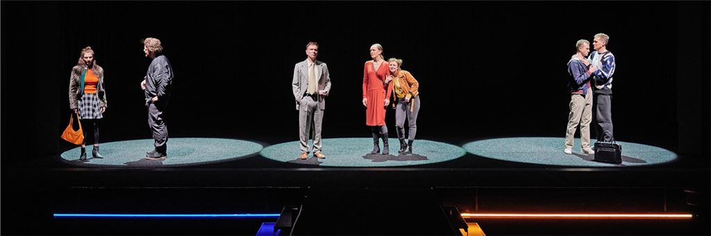 Triste Geschichte vor karger Kulisse: Szene aus der Inszenierung „Am Ende Licht“ am Theater Pforzheim.Foto: Theater Pforzheim/Martin Sigmund
