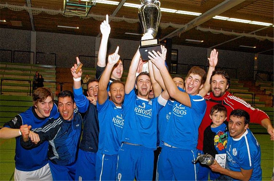 Triumph auf dem Heimturnier. Die Mannschaft der Fvgg 08 Mühlacker gewinnt den Senderstadtcup. Fotos: Appich