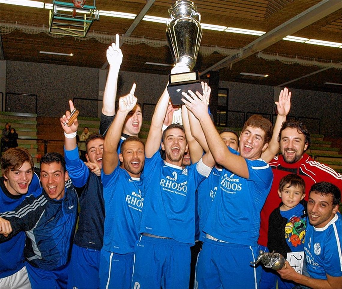Triumph auf dem Heimturnier vor einem Jahr: Die Mannschaft der Fvgg 08 Mühlacker gewinnt 2012 den Senderstadtcup. Bei der Premiere ein Jahr zuvor entführte die Spvgg Zaisersweiher die Trophäe. Nun steht die dritte Auflage des Hallenfußballturniers an. Archivfoto: Appich