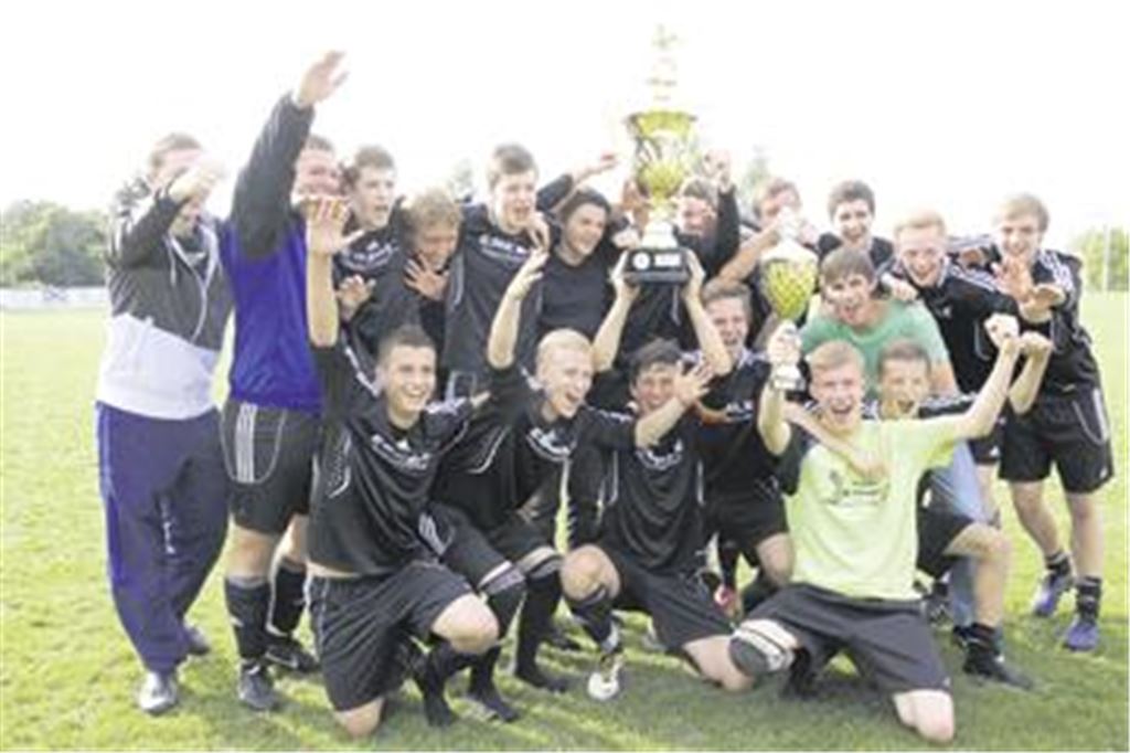 Triumph für die Nachbarn aus Wurmberg, die als erste Mannschaft in den neuen Pokal eingraviert werden. Die alte Trophäe durfte der SV Illingen im vergangenen Jahr endgültig behalten. Foto: Eigner