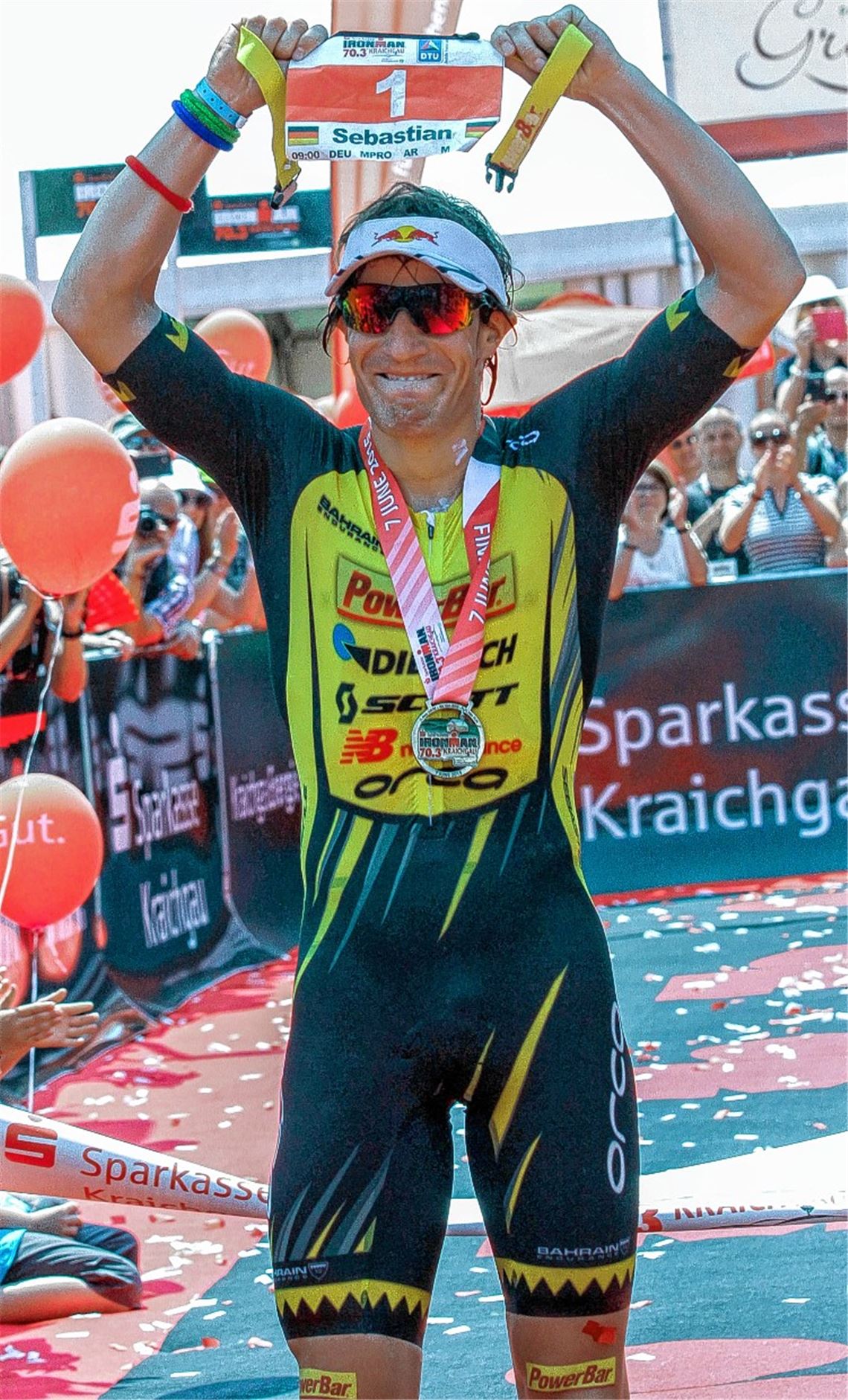 Triumph unter den Augen von Freunden und Sponsoren: Sebastian Kienle jubelt im Ziel.