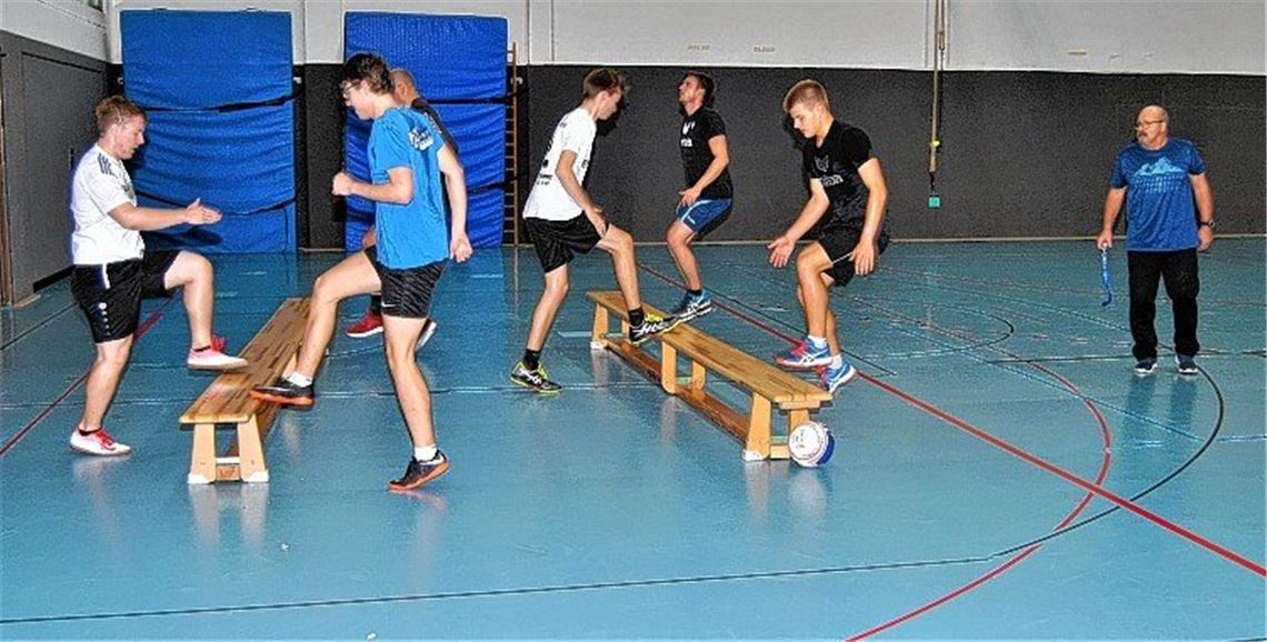 Trockentraining: Bei Kuno Kühner stehen nicht nur Einheiten mit dem Ball auf dem Programm, sondern auch Übungen, die auf die Kondition – und hier die Waden – abzielen.