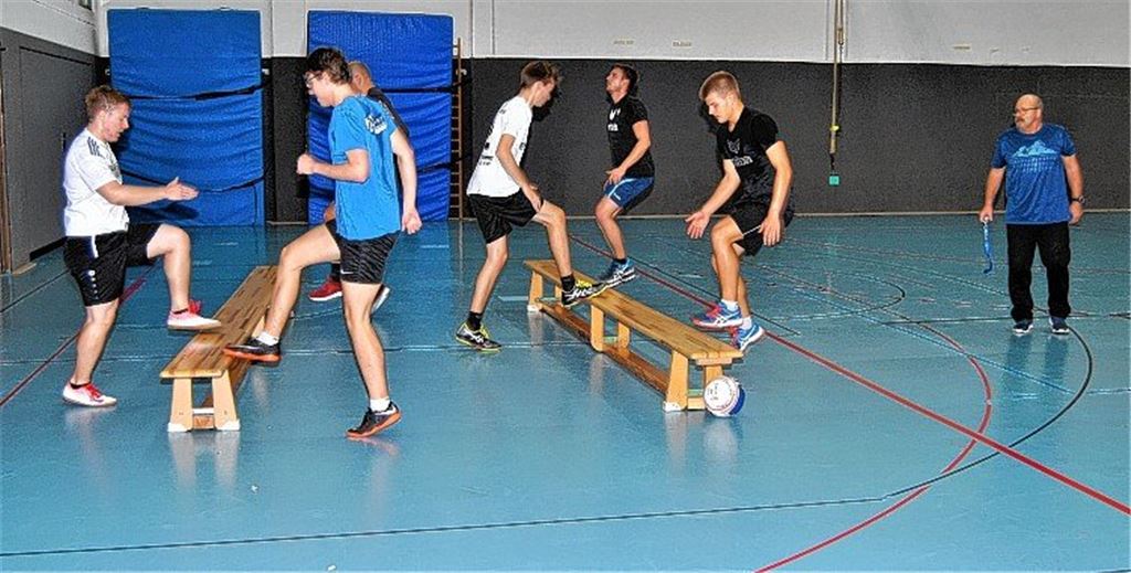 Trockentraining: Bei Kuno Kühner stehen nicht nur Einheiten mit dem Ball auf dem Programm, sondern auch Übungen, die auf die Kondition – und hier die Waden – abzielen.