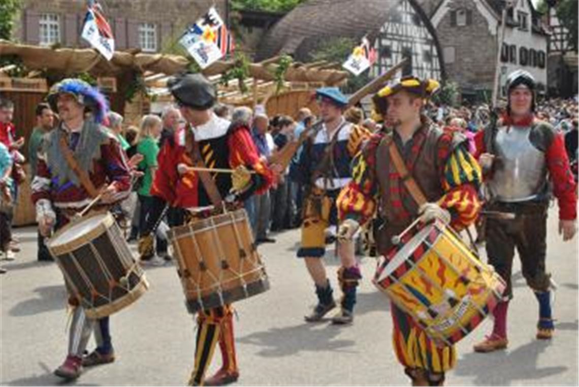 Trommelschläge beim Einzug ins Weltkulturerbe: Das große mittelalterliche Spectaculum zieht Tausende von Besuchern nach Maulbronn. Insgesamt machen im Jubiläumsjahr zur Stadterhebung 800 Teilnehmer allein beim Festumzug mit. Beim Klosterfest wird nicht nur gezecht, gelacht und gestaunt, sondern auch gesungen: Zum Auftakt des bunten Treibens stimmt das Volk die inoffizielle württembergische Landeshymne an.  Fotos: Stahlfeld