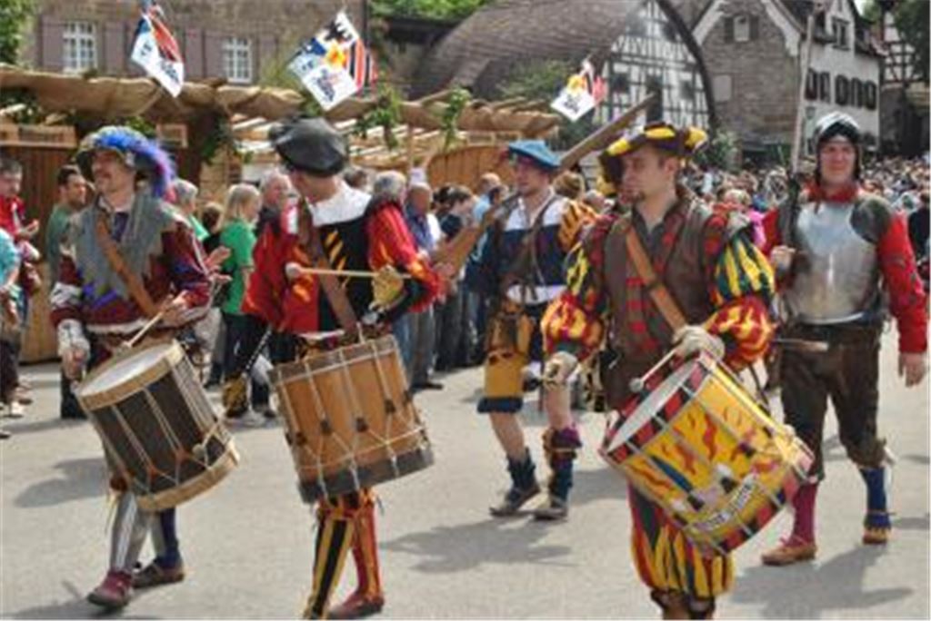 Trommelschläge beim Einzug ins Weltkulturerbe: Das große mittelalterliche Spectaculum zieht Tausende von Besuchern nach Maulbronn. Insgesamt machen im Jubiläumsjahr zur Stadterhebung 800 Teilnehmer allein beim Festumzug mit. Beim Klosterfest wird nicht nur gezecht, gelacht und gestaunt, sondern auch gesungen: Zum Auftakt des bunten Treibens stimmt das Volk die inoffizielle württembergische Landeshymne an.  Fotos: Stahlfeld