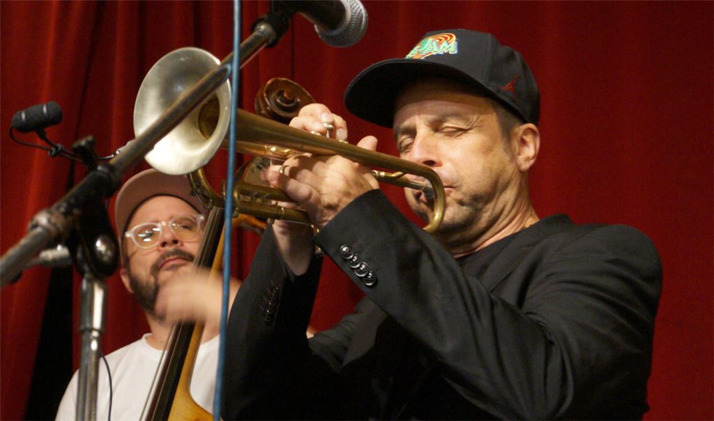Trompeter Joo Kraus, dahinter Bassist Sebastian Schuster. Foto: Frommer