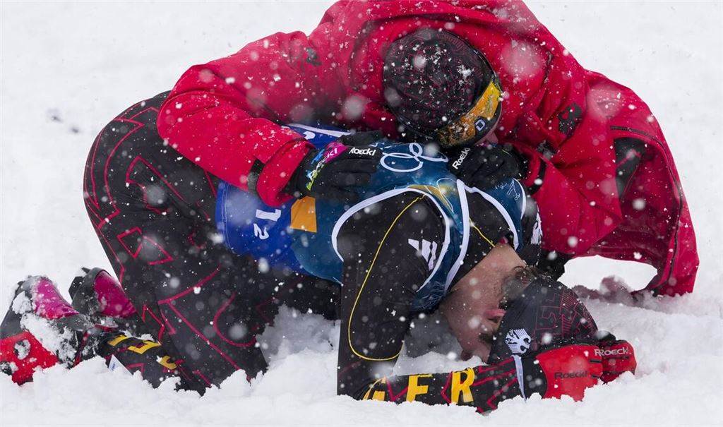 Trost für den Teamkollegen: Johannes Rydzek (oben) nimmt Vinzenz Geiger in den Arm.