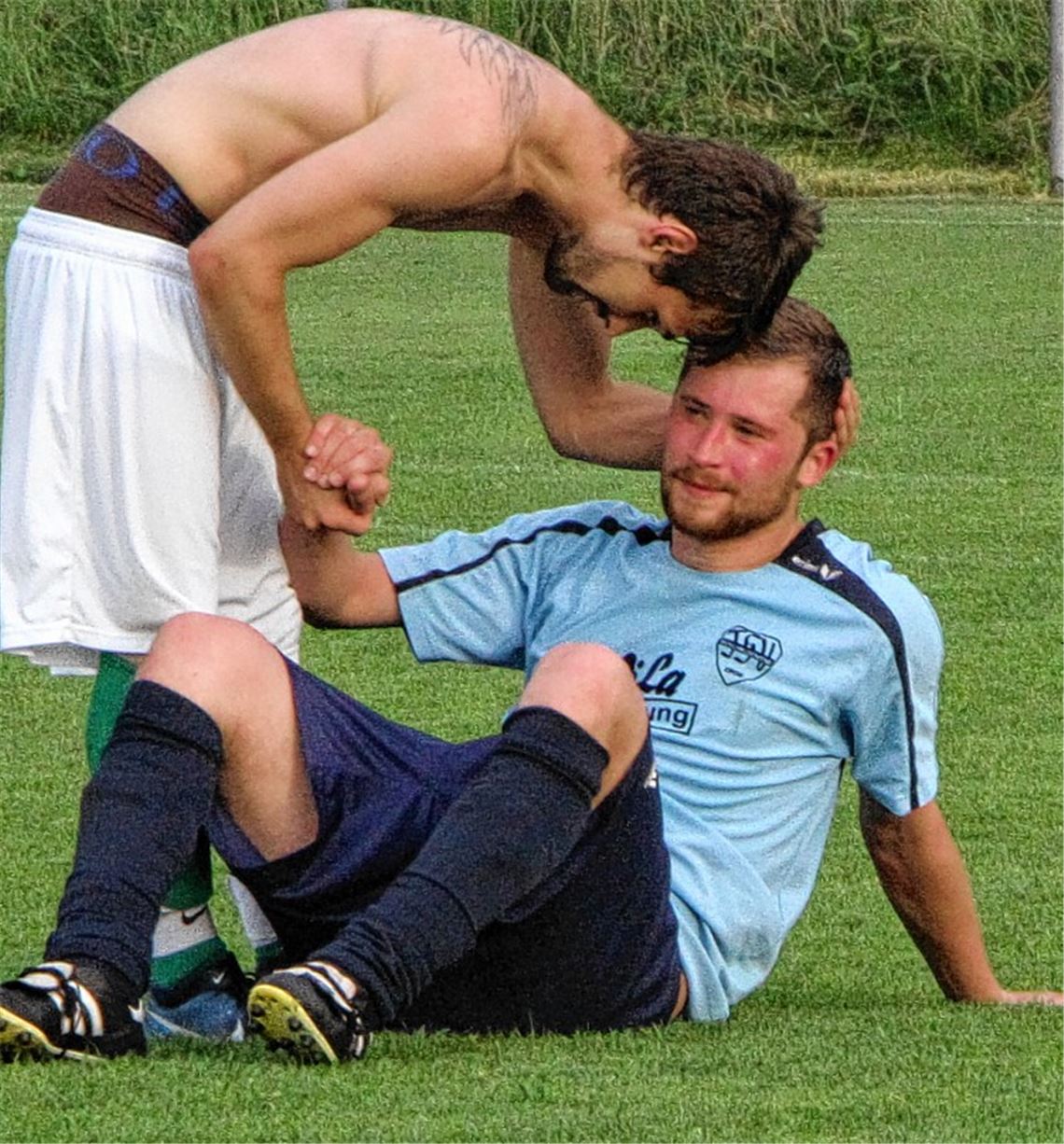 Trost vom Gegner, doch Sören Genthner ist nach dem Schlusspfiff erst mal untröstlich. Foto: Eigner