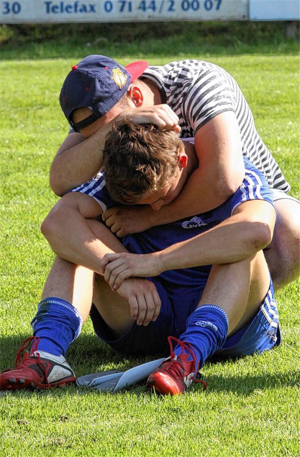 Trost von Freunden: Marcel Liebendorfer sitzt am Boden und trauert der leichtfertig vergebenen Gelegenheit nach. Foto: Eigner
