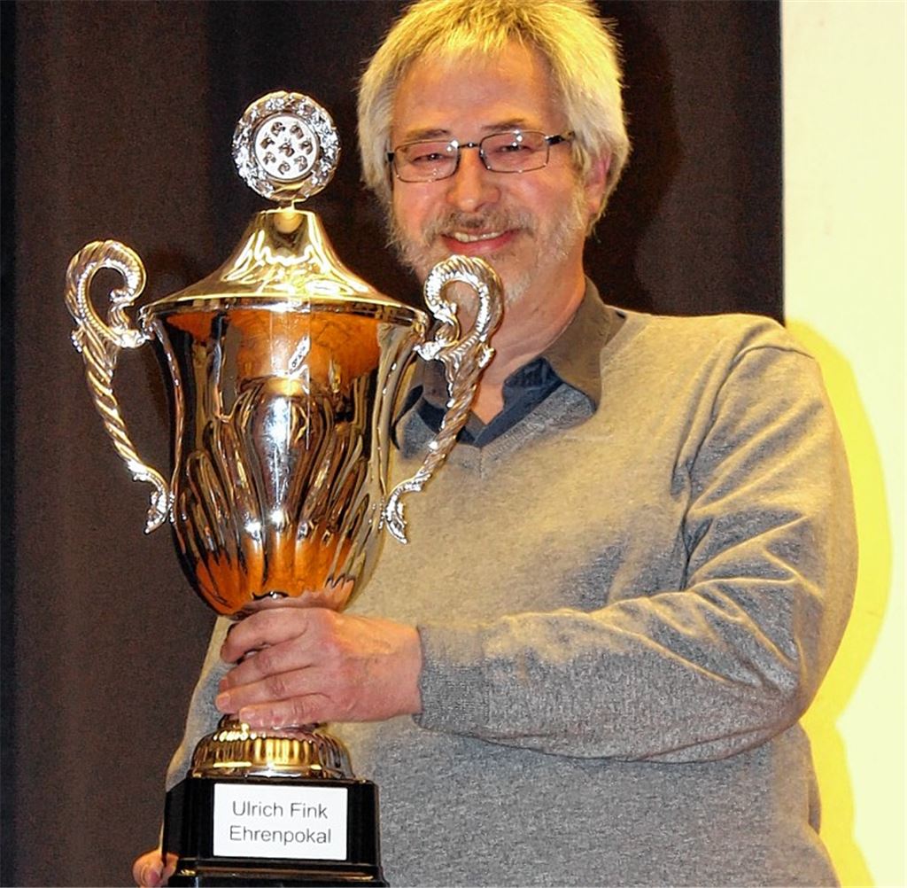 Trotz 40 Kilometer Anfahrtsweg jede Woche unermüdlich im Einsatz: Siegfried Hein erhält den Ulrich-Fink-Ehrenpokal. Foto: privat