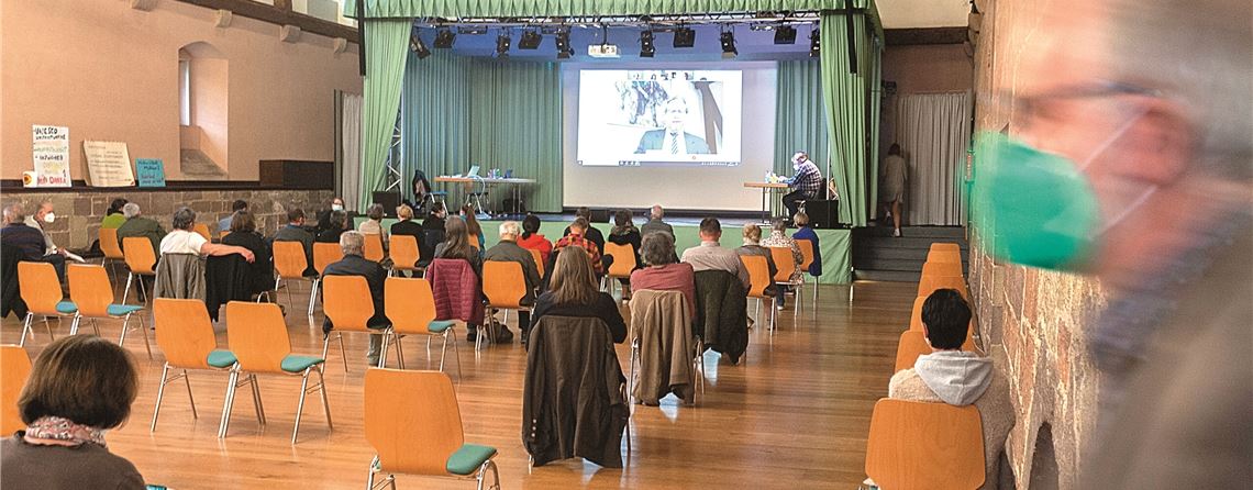 Tiefe Gräben in der Lauster-Debatte Trotz Corona kommen rund 50 Besucher in die Maulbronner Stadthalle, um die Sondersitzung des Gemeinderats zu den Plänen für eine DK-I-Deponie im Steinbruch Lauster zu verfolgen. Fotos: Fotomoment