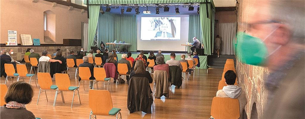 Trotz Corona kommen rund 50 Besucher in die Maulbronner Stadthalle, um die Sondersitzung des Gemeinderats zu den Plänen für eine DK-I-Deponie im Steinbruch Lauster zu verfolgen. Fotos: Fotomoment