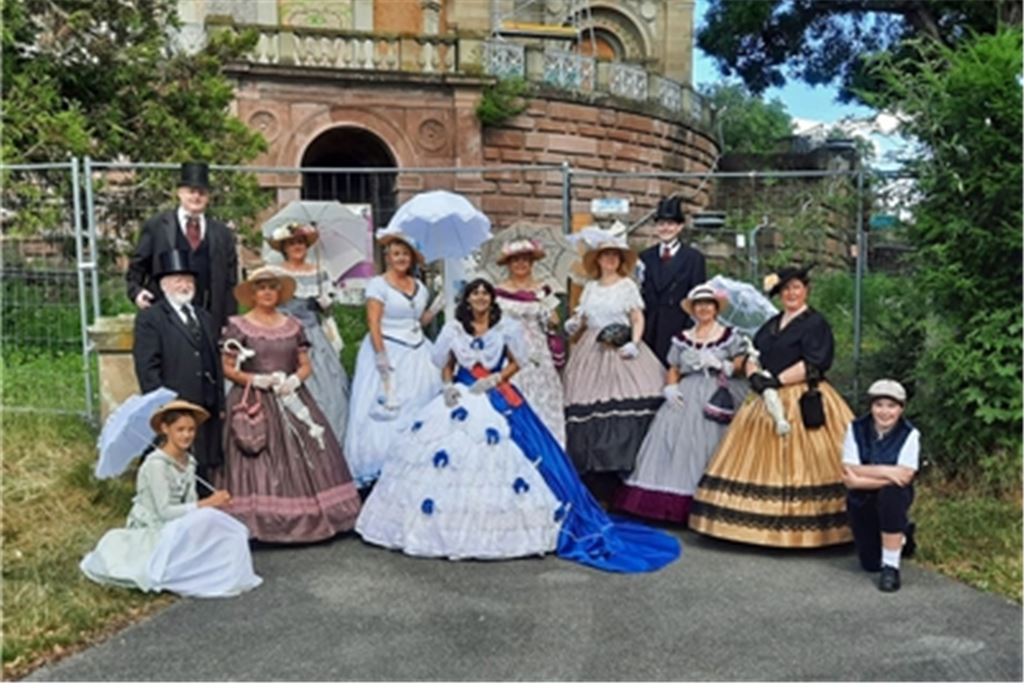 Trotz Corona war im Sommer 2020 ein Picknick an der Villa Berg möglich. Dabei bekam die Gruppe sogar Besuch vom SWR, der eine Reportage über Petra Spindler alias Königin Olga drehte. Fotos: privat