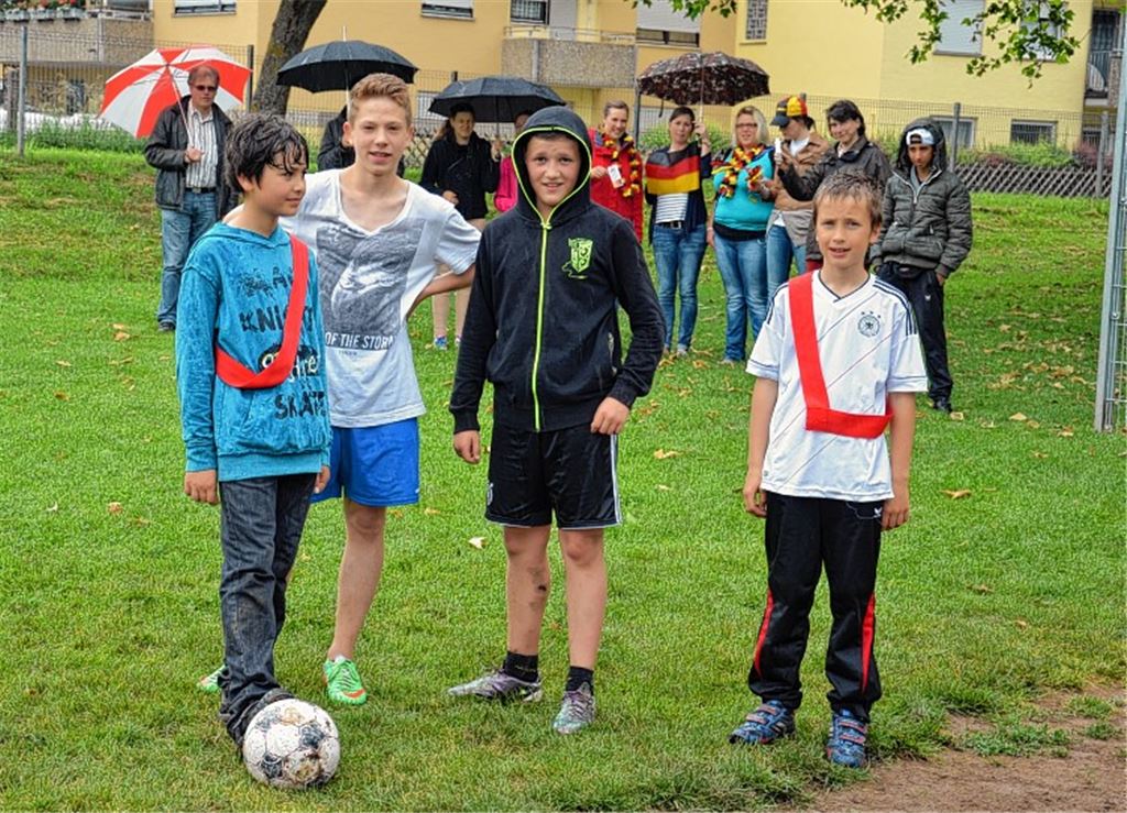 Trotz Dauerregens herrscht beim Enzkicker-Spezial-Turnier der mobilen Jugendarbeit und der Schulsozialarbeit der Ulrich-von-Dürrmenz-Schule gute Stimmung.
