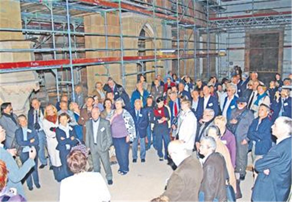 Trotz Gerüste in und an der Klosterkirche zeigen sich die Gäste von der fast 900 Jahre alten Klosteranlage beeindruckt.
Foto: Filitz 
