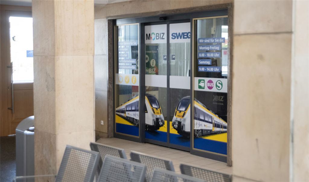 Trotz Kritik: Die Mobilitätszentrale im Mühlacker Bahnhof fällt vorerst nicht dem Rotstift des Landratsamts zum Opfer. Fotos: Fotomoment