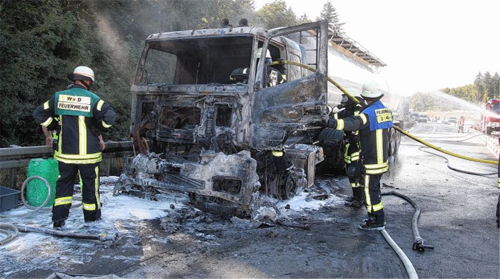 Trotz Löscheinsatz: Das Führerhaus des Tanksattelzugs, der auf der Autobahn einen Motorschaden erlitten hat, ist nicht zu retten. Foto: Wacker