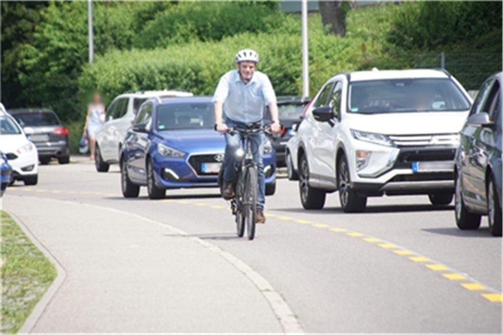 Trotz Schutzstreifen: Wie eng es in der Pforzheimer Straße für Radfahrer zugeht, hat Wolfgang Haas selbst ausprobiert. Foto: Nico Roller