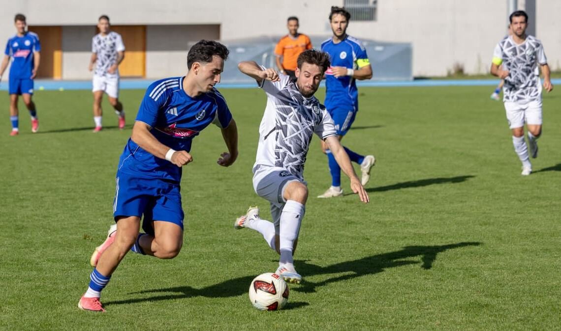 Trotz Unterzahl zweimal in Front gelegen: Albion Dreshaj (li.) und der VfL Sindelfingen schenkten unter kuriosen Umständen zwei Punkte weg.