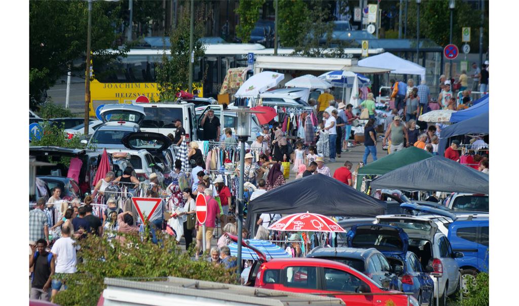 Trotz Urlaubszeit und heißen Temperaturen schauen wieder zahlreiche Verkäufer und Besucher beim Flohmarkt am Bahnhof vorbei. Fotos: Friedrich