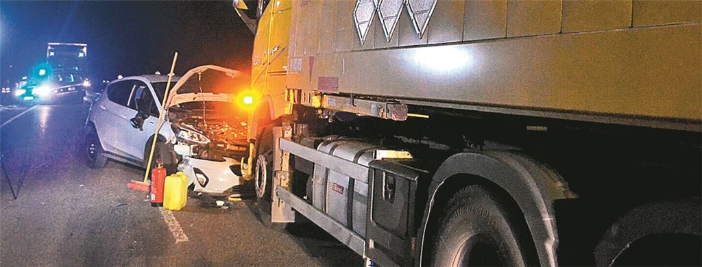 Trotz Verbot überholt: Auto prallt in Lkw