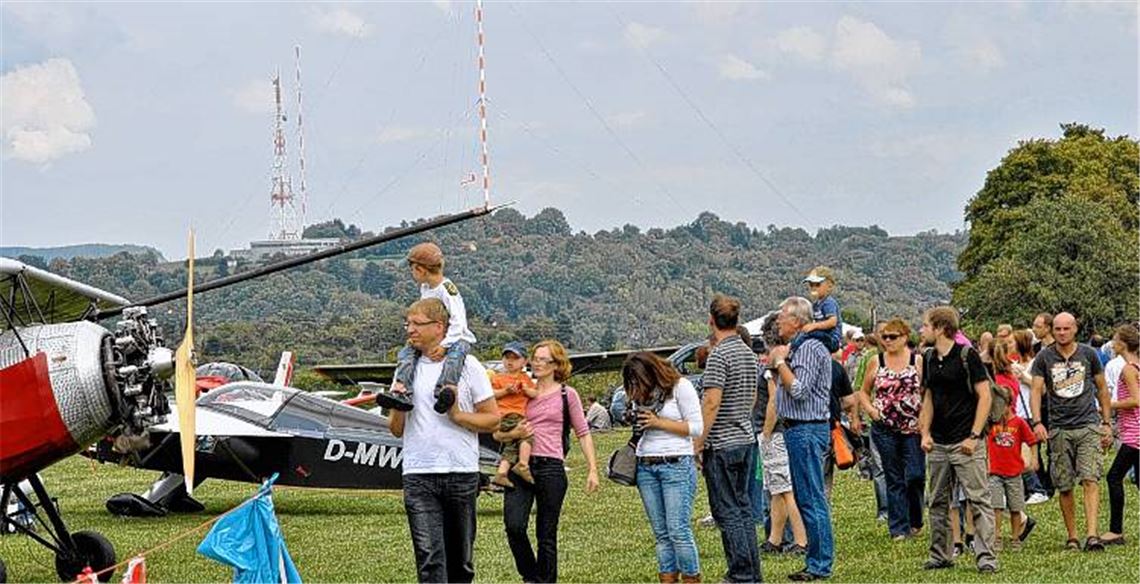 Trotz Wetterumschwung: Rund 5000 Besucher kommen nach Schätzung der Veranstalter zum 16. Flugplatzfest in Dürrmenz.