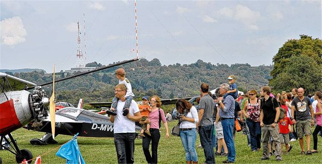 Trotz Wetterumschwung: Rund 5000 Besucher kommen nach Schätzung der Veranstalter zum 16. Flugplatzfest in Dürrmenz.