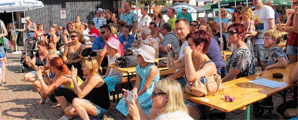 Trotz brütender Hitze hat es am Wochenende eine größere Zahl von Besuchern auf das Enzberger Dorffest gezogen. Fotos: Schröder