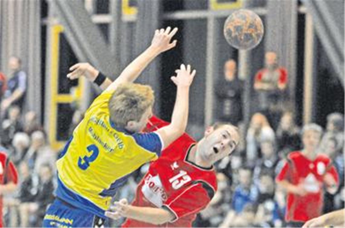 Trotz dem drei Klassen Unterschied leistet die SG PSV Pforzheim Wiernsheim (rote Trikots) dem Landesligisten HC Blau-Gelb Mühlacker bei der 5:16-Niederlage viel Wiederstand.
Foto: Fotomoment