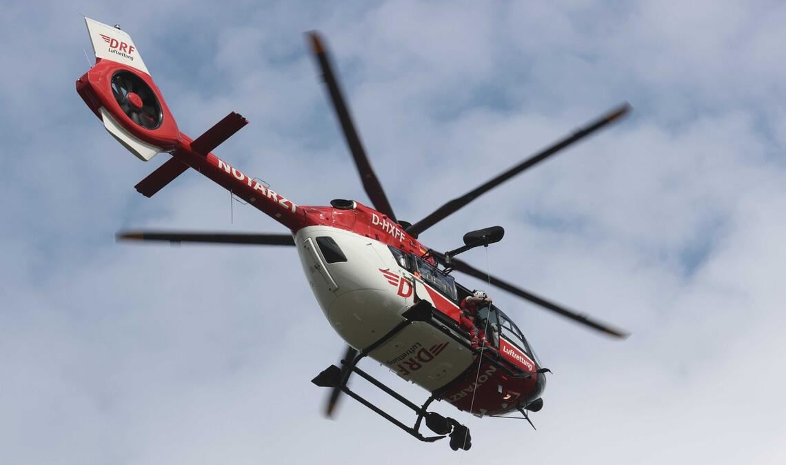 Trotz der Bemühungen von Feuerwehr, Bergwacht und einem Notarzt, der mit einem Rettungshubschrauber kam, starb der 58-Jährige noch am Unfallort.