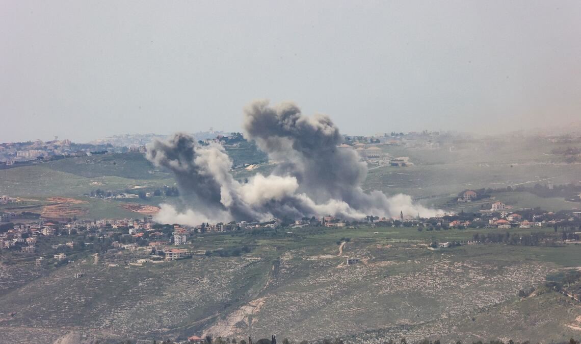 Trotz der Waffenruhe greift das israelische Militär weiterhin Stellungen der Hisbollah im Libanon an.