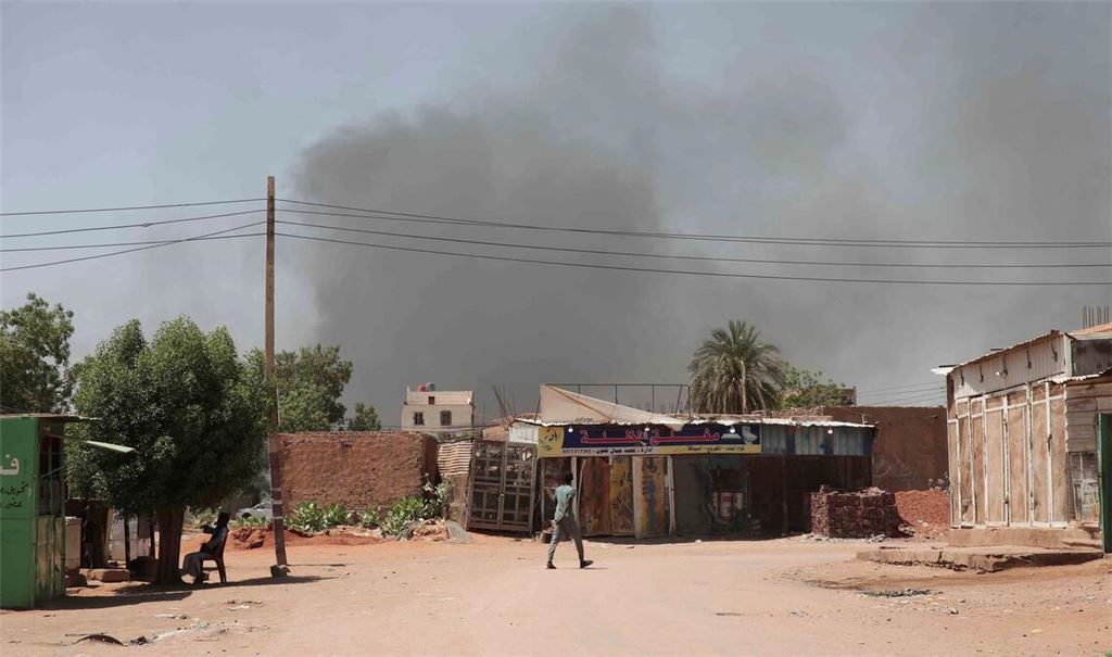 Trotz der vereinbarten Waffenruhe dauern die Kämpfe im Sudan an - hier zu sehen Rauch in der Hauptstadt Khartum Anfang Mai.