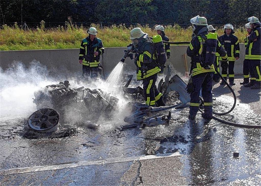 Trotz des Löscheinsatzes der Feuerwehr: Von dem gänzlich ausgebrannten Auto bleibt nicht viel übrig.Foto: pol