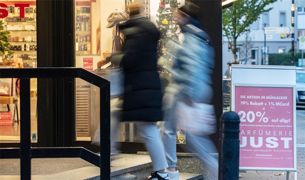 Trotz des nasskalten Wetters kommen Schnäppchenjäger zum Blue Friday in die Bahnhofstraße. Foto: Fotomoment