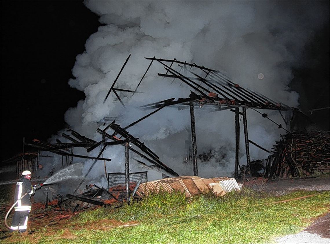 Trotz eines massiven Löscheinsatzes ist von der Scheune nur ein Gerippe übrig geblieben. Foto: Sadler