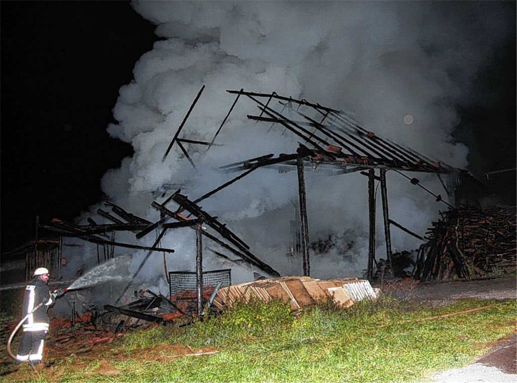 Trotz eines massiven Löscheinsatzes ist von der Scheune nur ein Gerippe übrig geblieben. Foto: Sadler