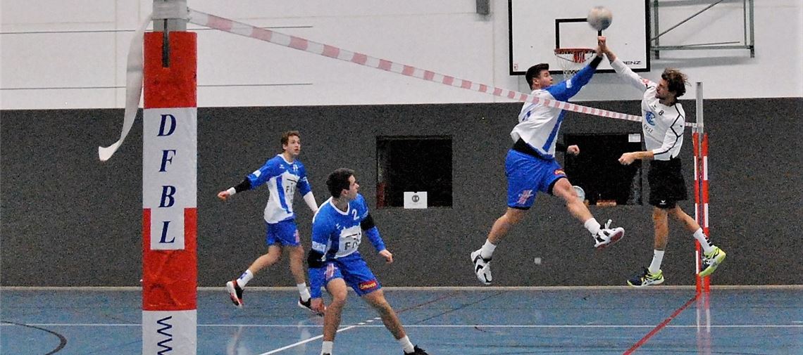 Trotz einiger guter Blocks durch Angreifer Bastian Dangel (rechts) unterlagen die Faustballer des TV Hohenklingen in der Knittlinger Sporthalle ihren Gegnern. Foto: Haller