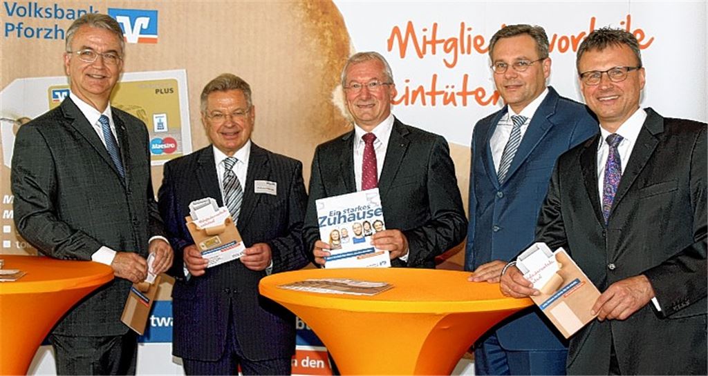 Trotz erneut schwieriger gewordener Rahmenbedingungen sprechen die Chef-Banker der Volksbank Pforzheim (v. li.), Vorstandsvorsitzender Jürgen Zahlmann, Aufsichtsratsvorsitzender Gerhard Bossert, stellvertretender Vorstandsvorsitzender Fritz Schäfer und die Vorstandskollegen René Baum und Frank Bischoff, von einem erfolgreichen Geschäftsjahr.Foto: Kollros